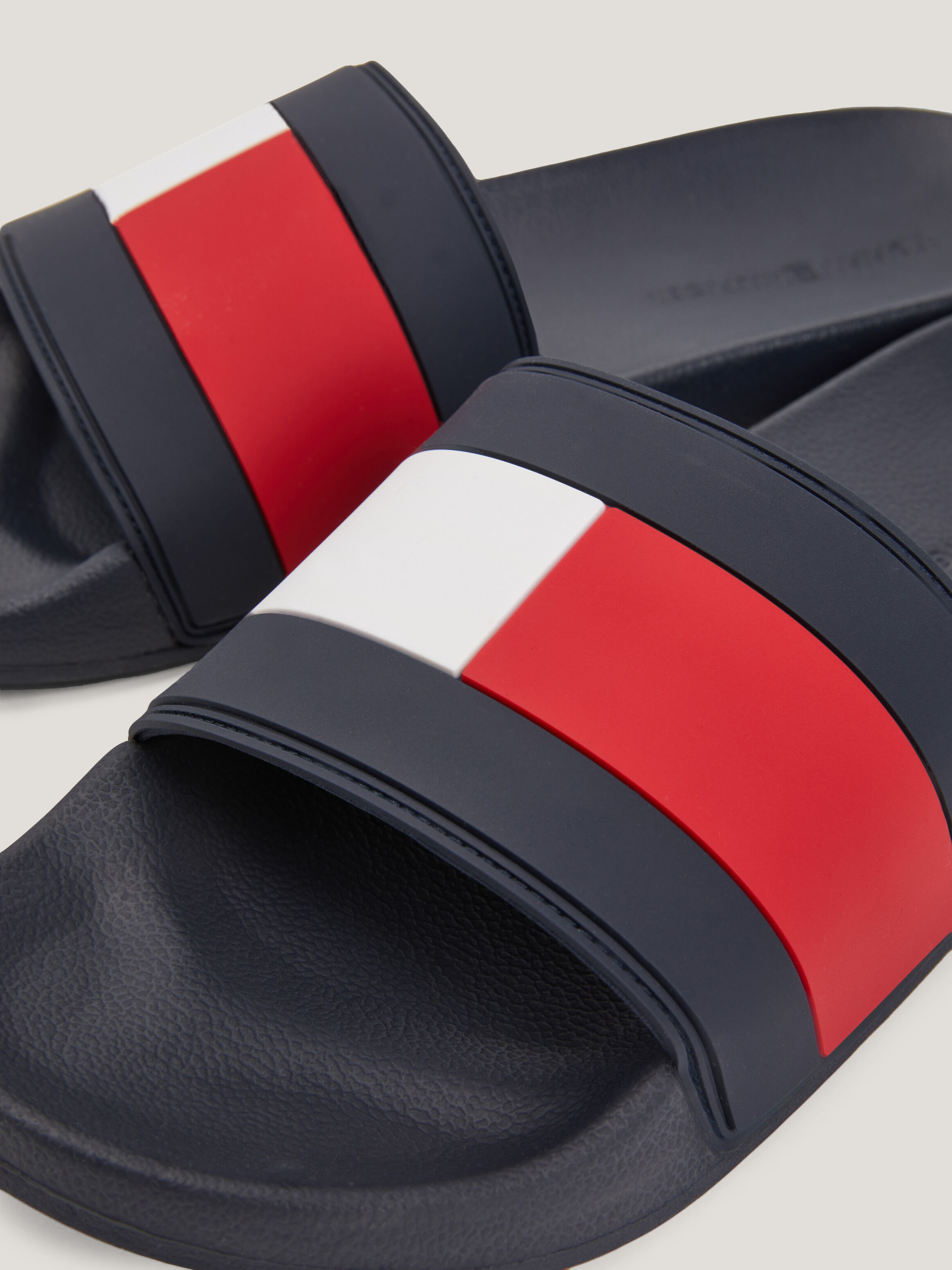 Tommy jeans flag 2025 pool slide