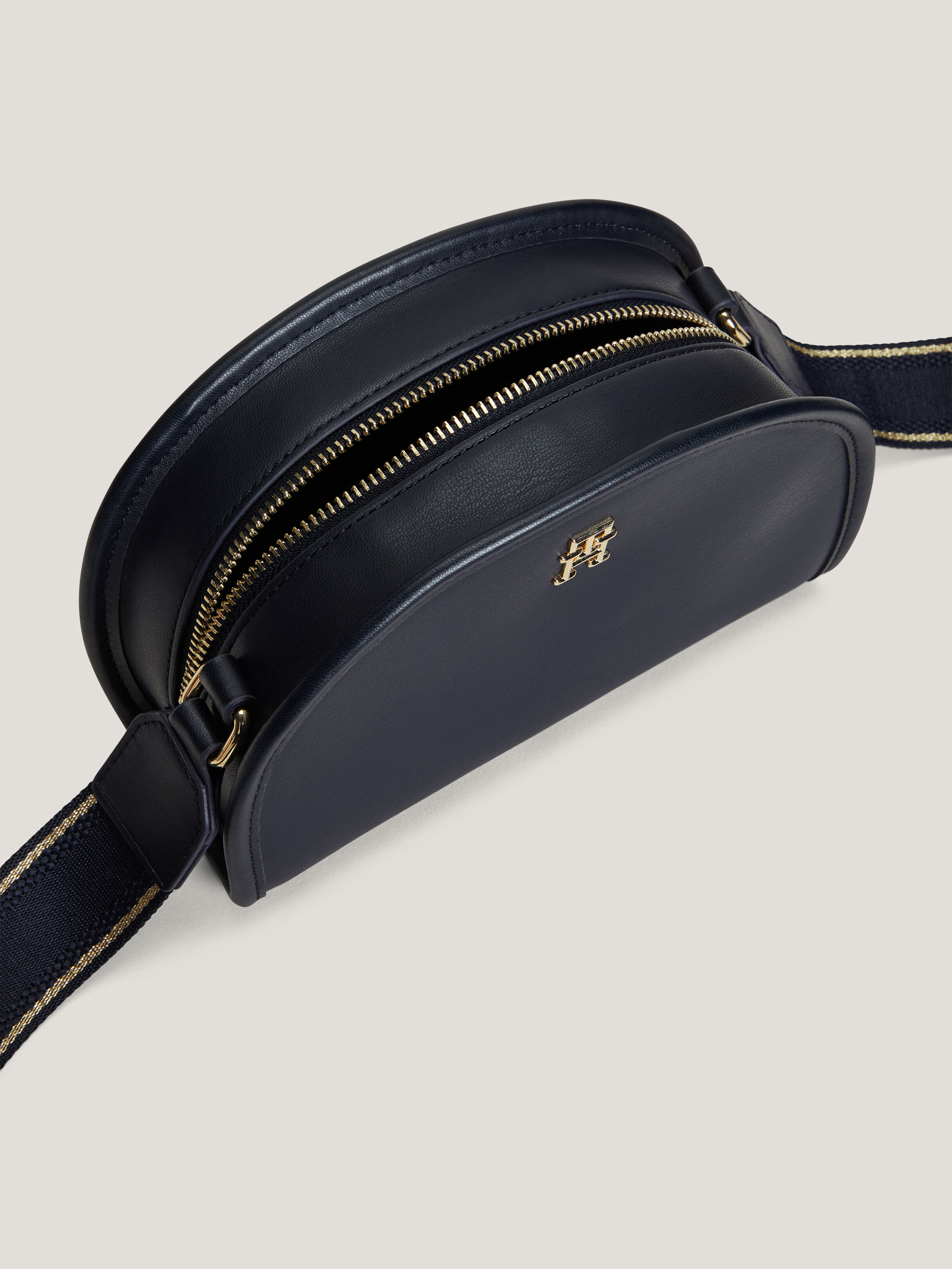 Hilfiger best sale camera bag