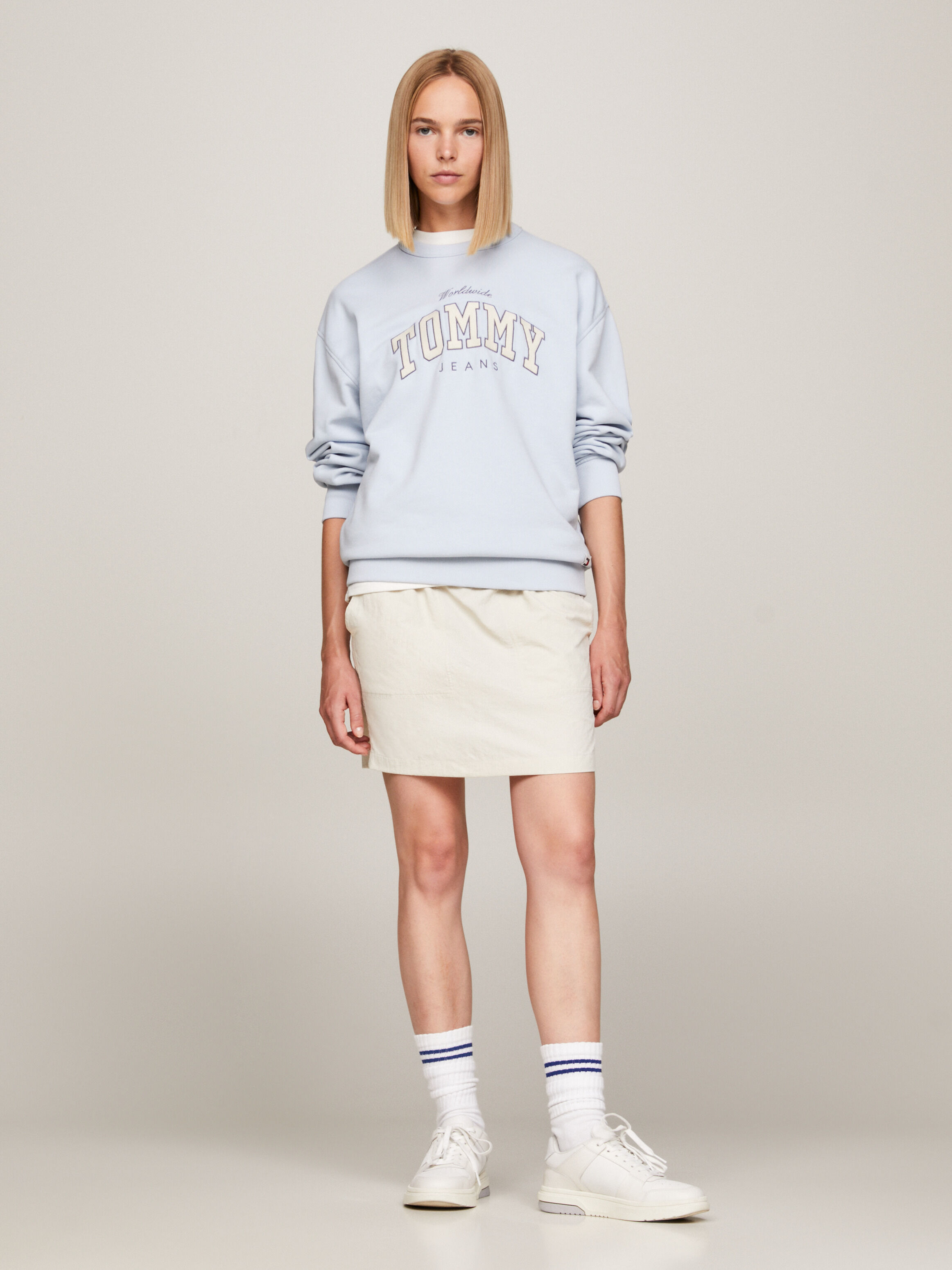 Tommy jeans relaxed fit sweatshirt hotsell