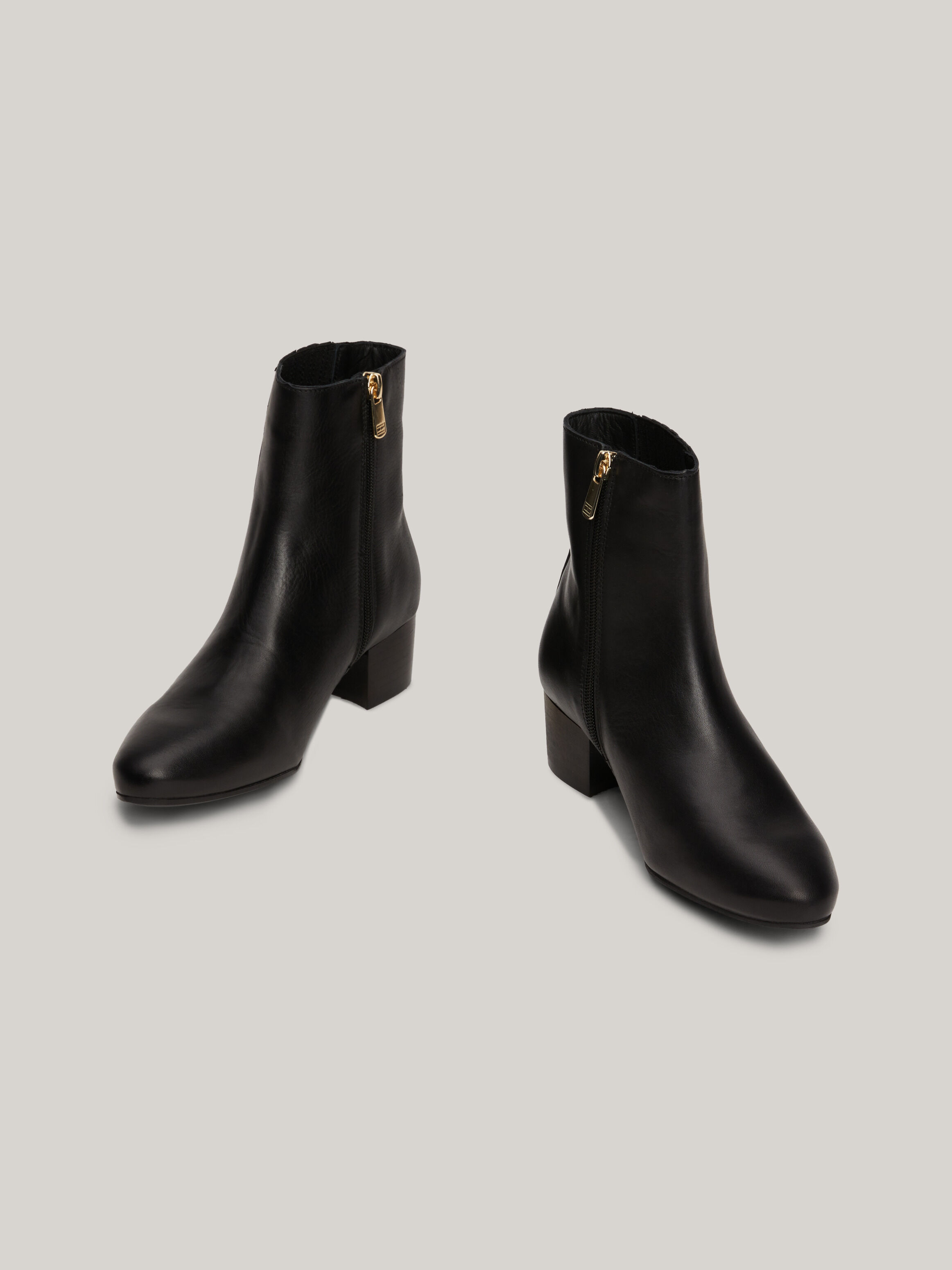 Tommy hilfiger hotsell solenne wedge bootie