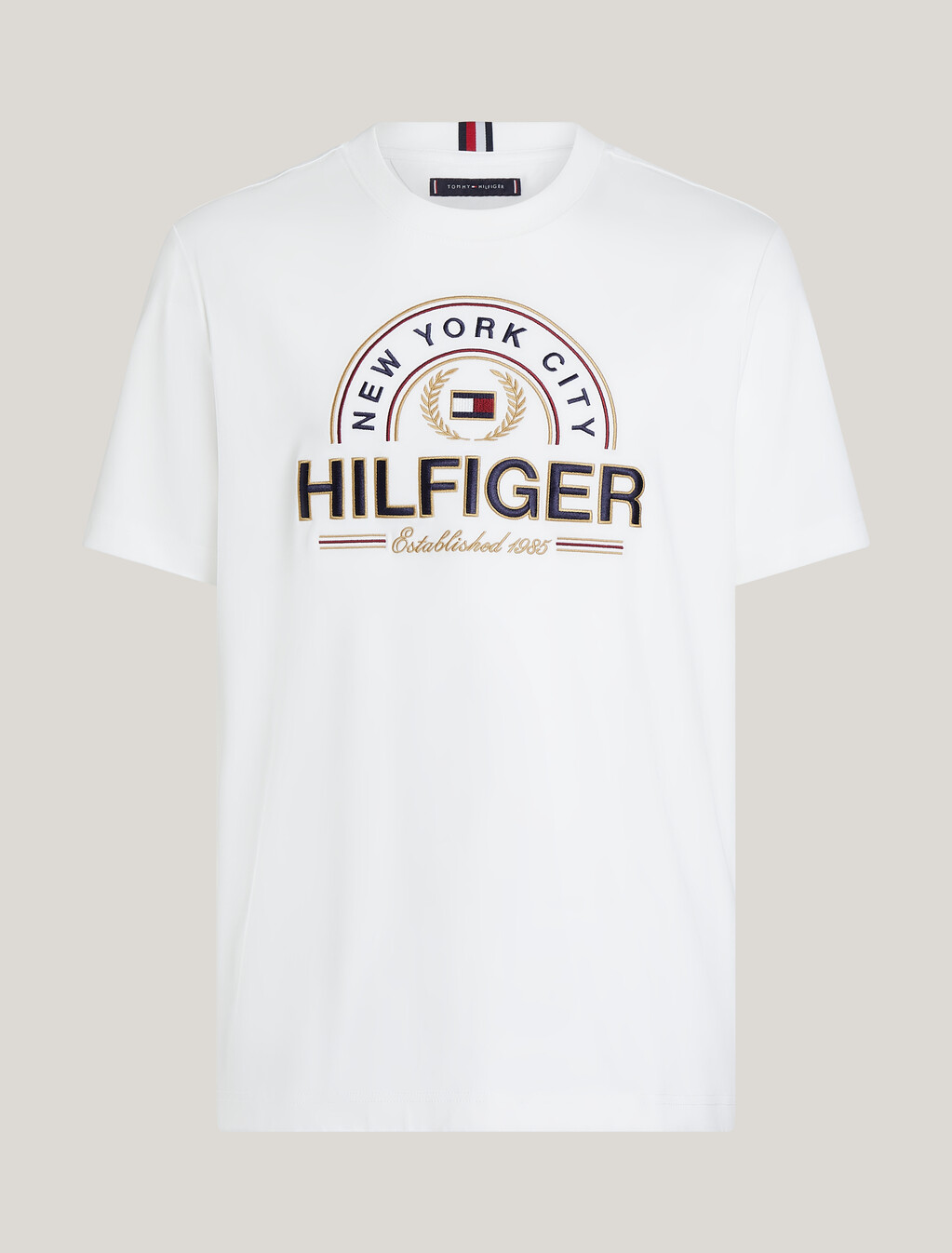 這款棉質平紋T恤為Tommy Hilfiger的經典標誌帶來嶄新的演繹，是四季皆宜的休閒必備之選。<BR><BR>設計重點<BR><BR>圓領<BR>羅紋領口<BR>正面飾有Hilfiger標誌印花<BR>衣袖有旗幟刺繡<BR>Tommy Jeans品牌標誌<BR><BR>款式 & 版型<BR><BR>標準版型<BR>短袖<BR><BR>物料 & 保養<BR><BR>-, White, hi-res