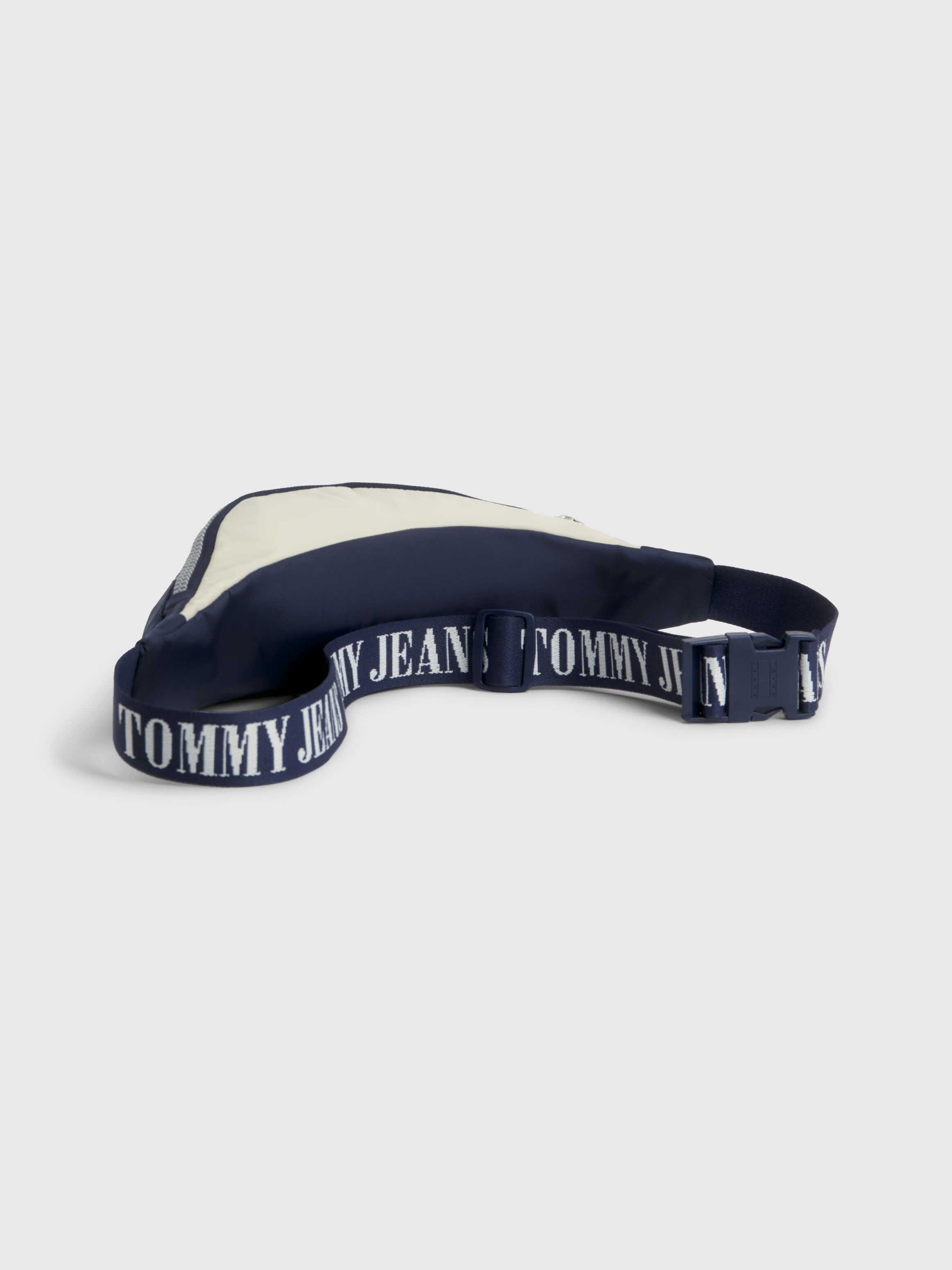 Tommy hilfiger 2025 hip bag