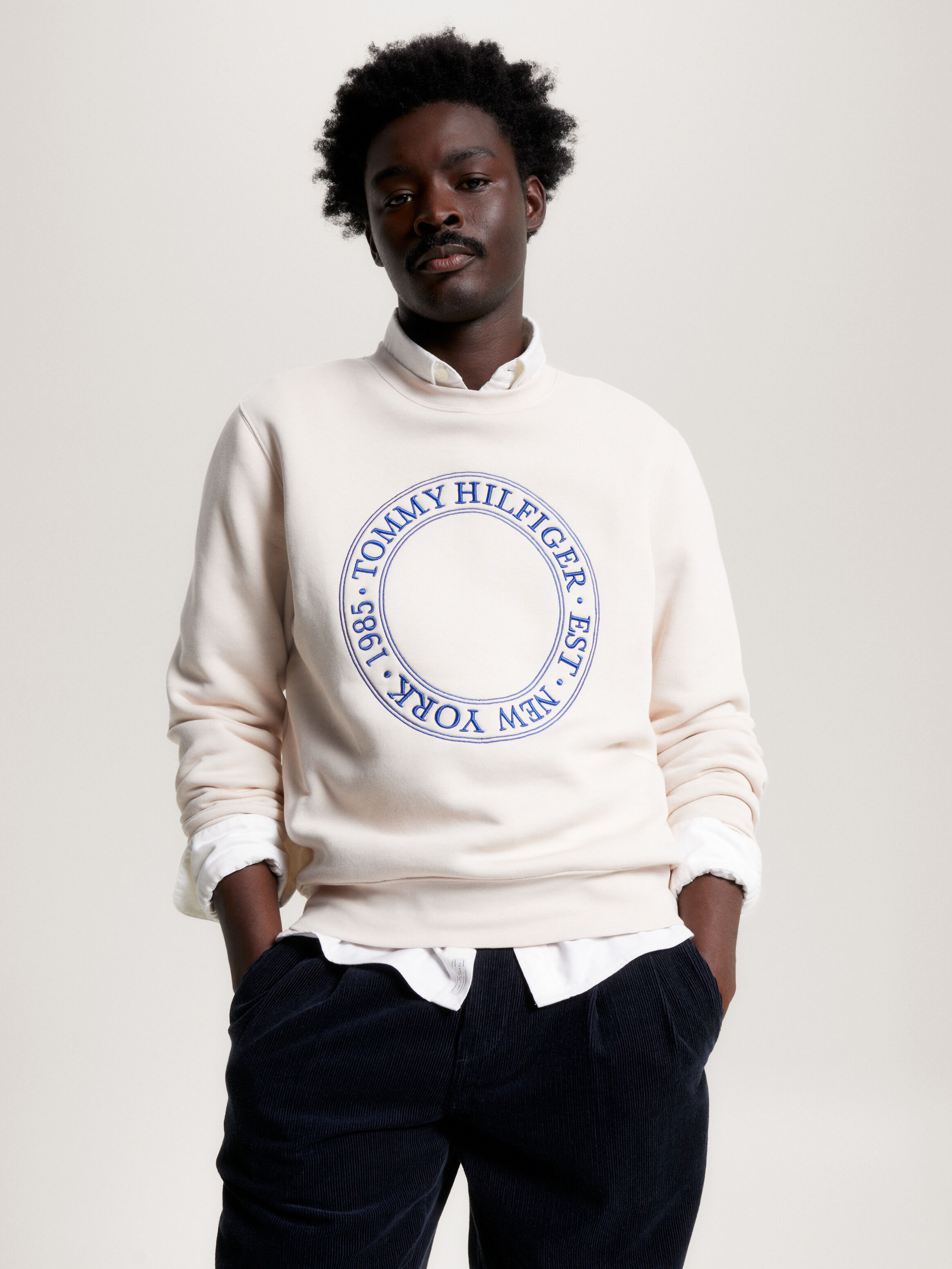 Tommy hilfiger logo outlet crew neck sweatshirt