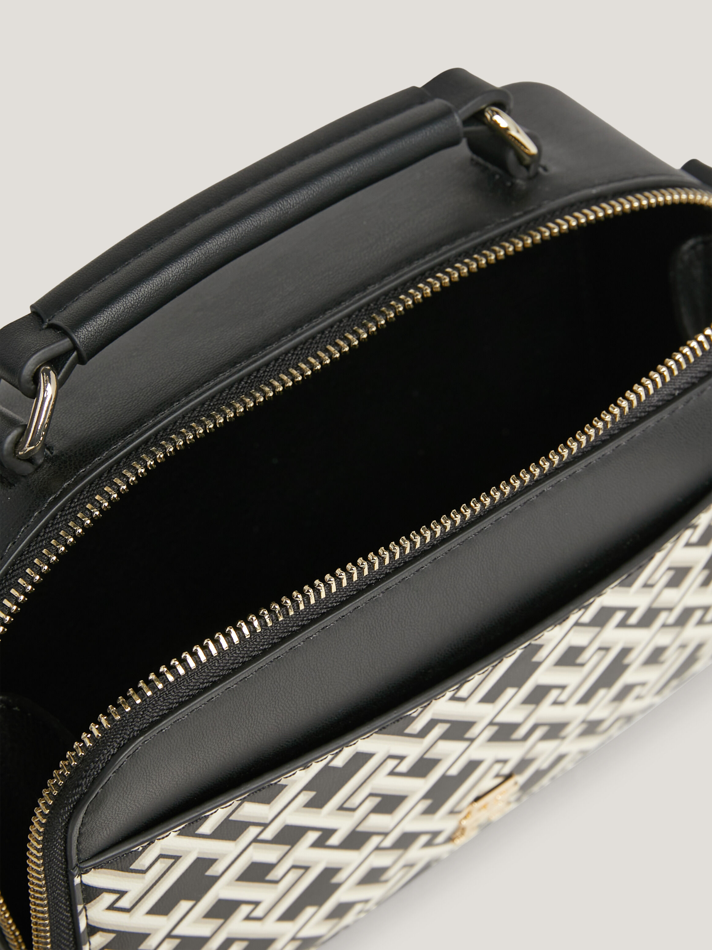 Tommy hilfiger camera bag icon discount