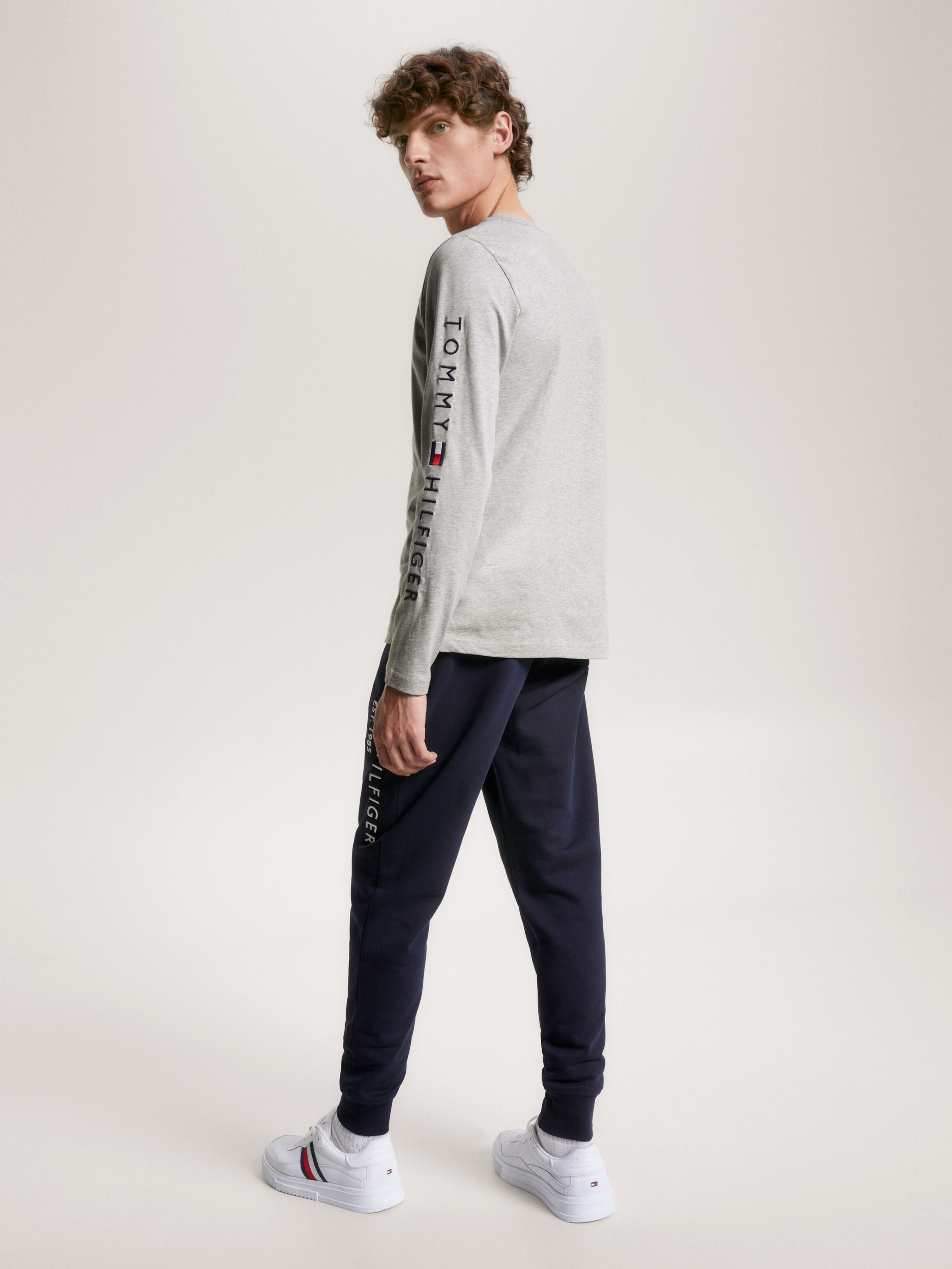 Tommy hilfiger logo outlet long sleeve tee
