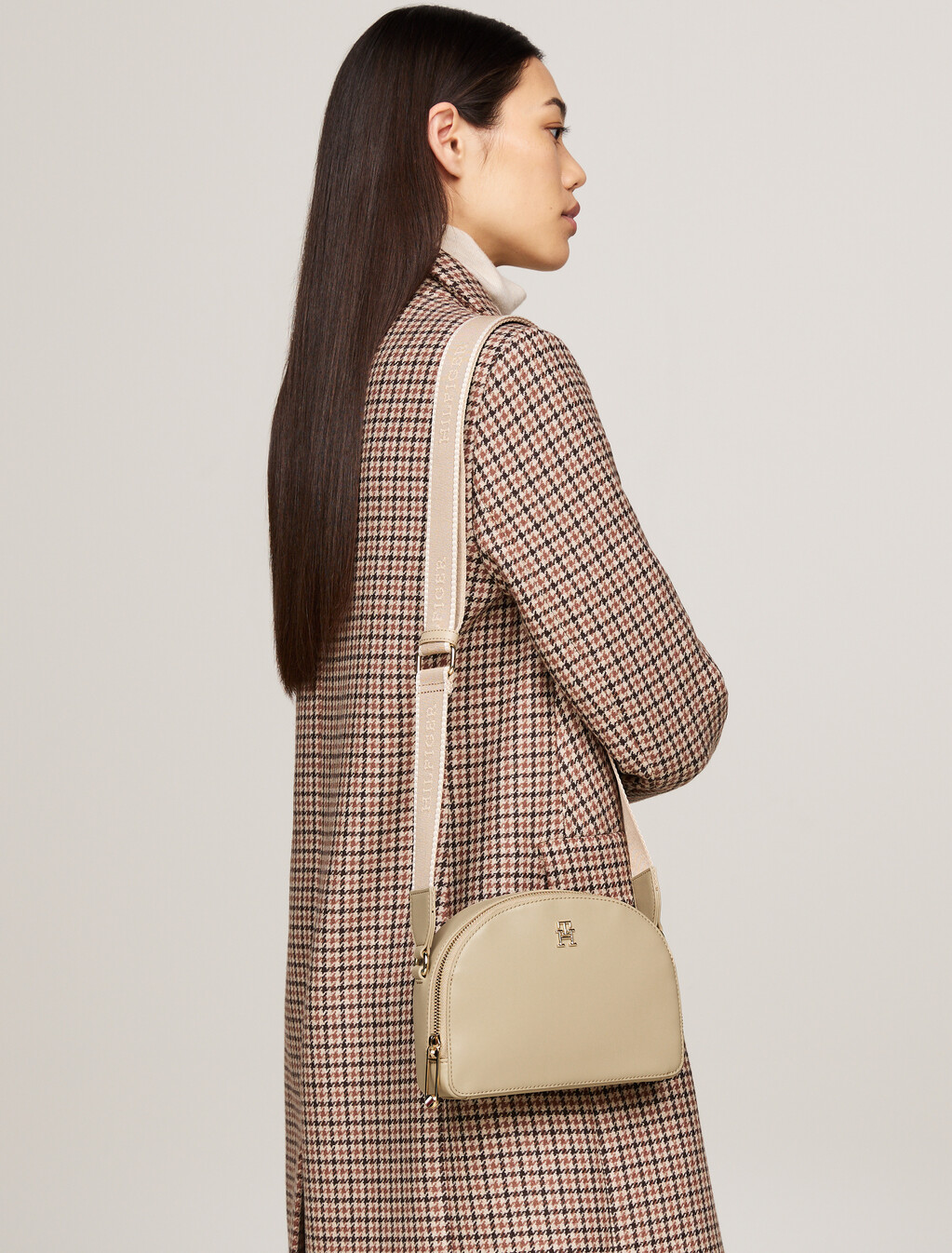 Hilfiger Monotype 半月斜肩包, Beige, hi-res