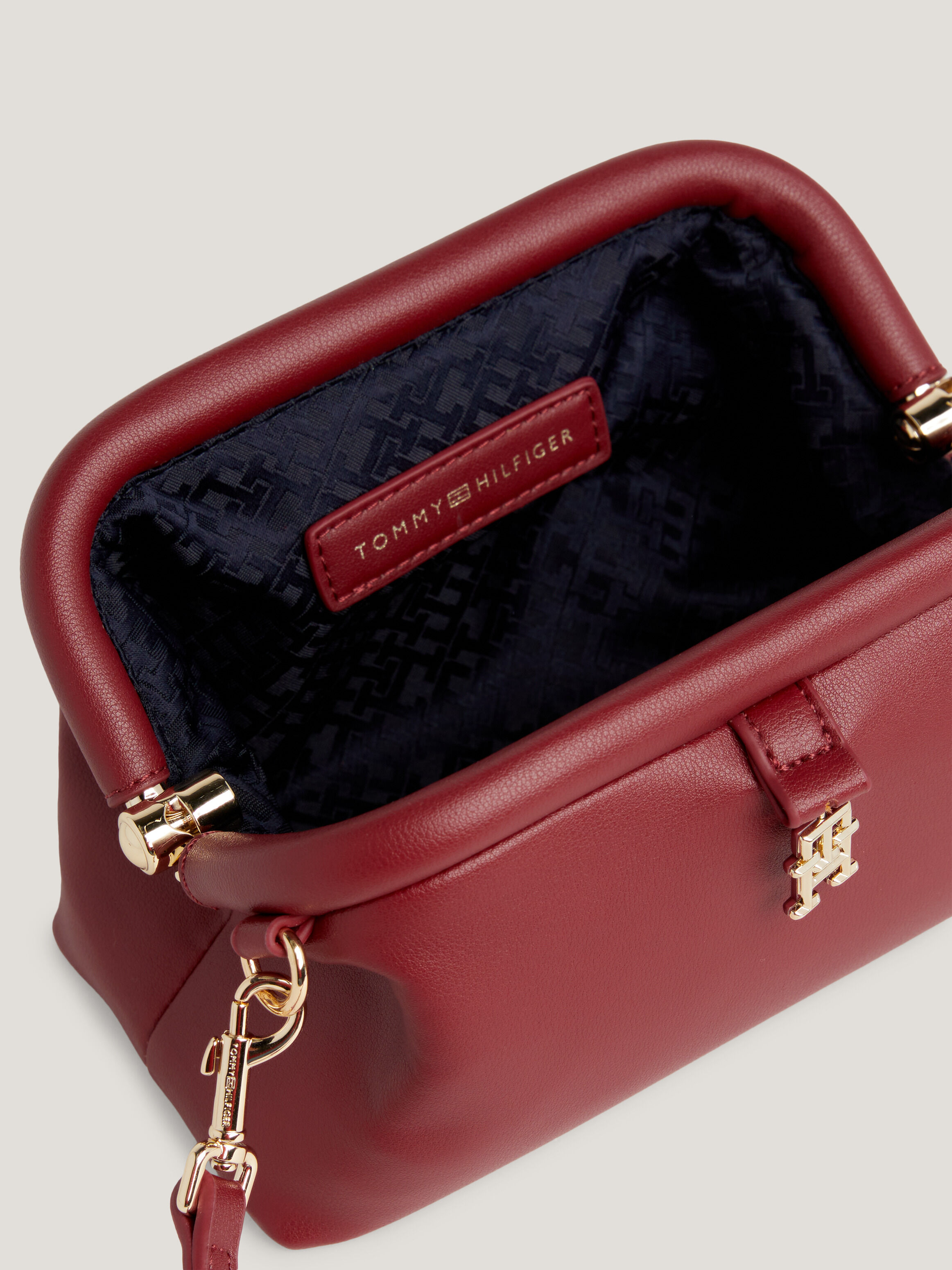 Tommy hilfiger monogram crossover handbag outlet
