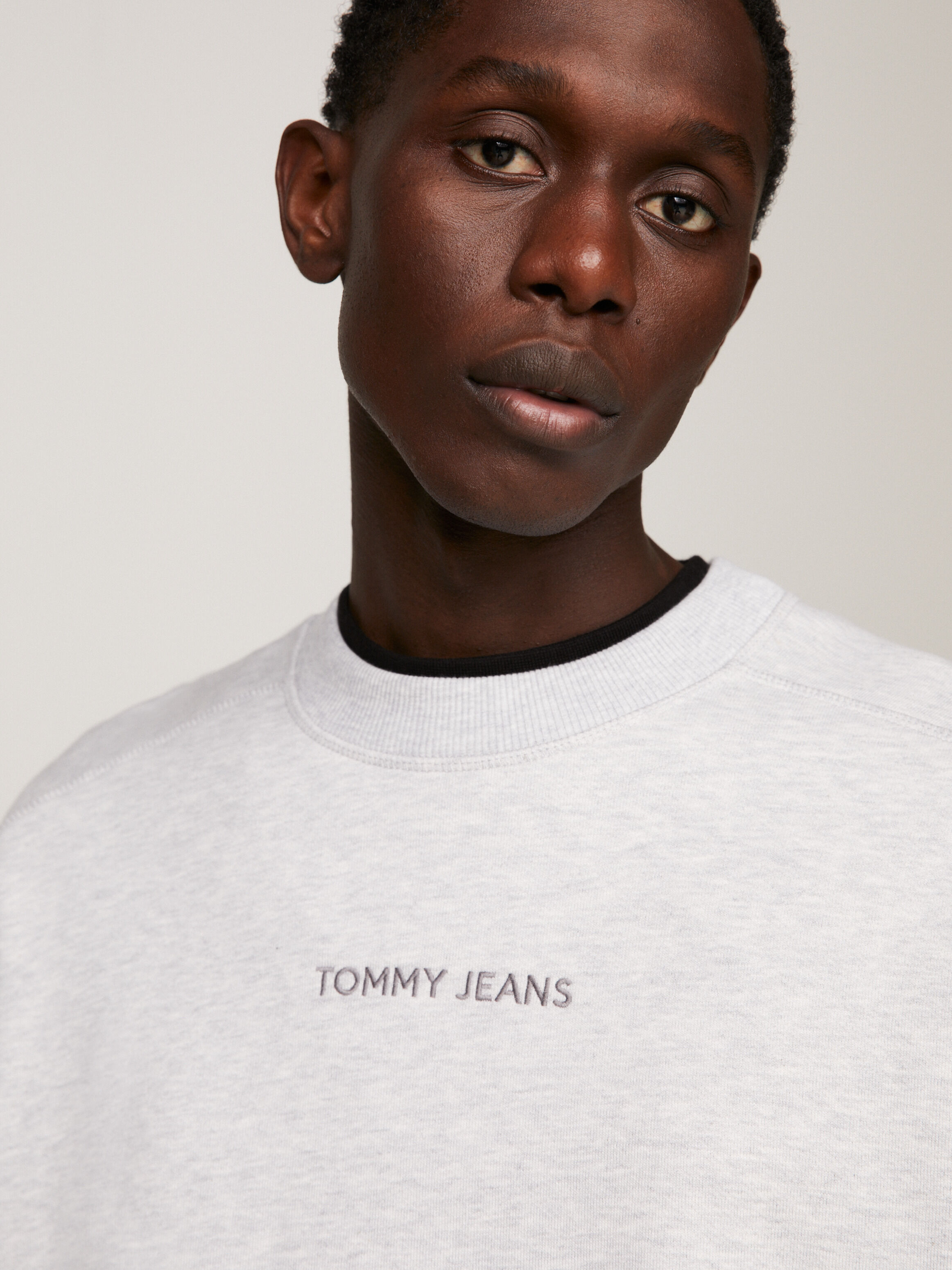 Tommy jeans sweatshirt logo hot sale