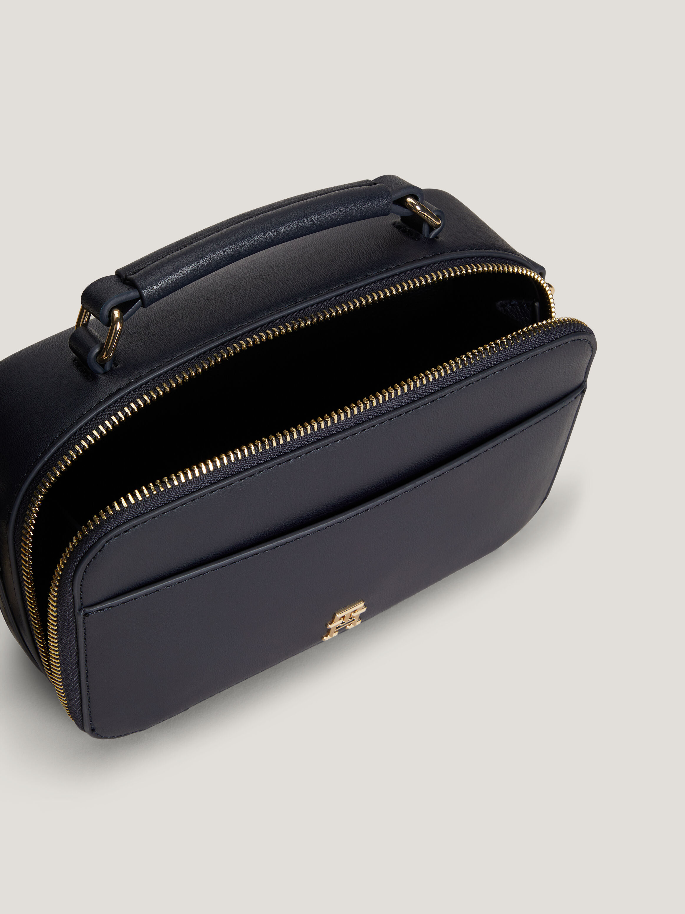 Tommy hilfiger shop camera bag